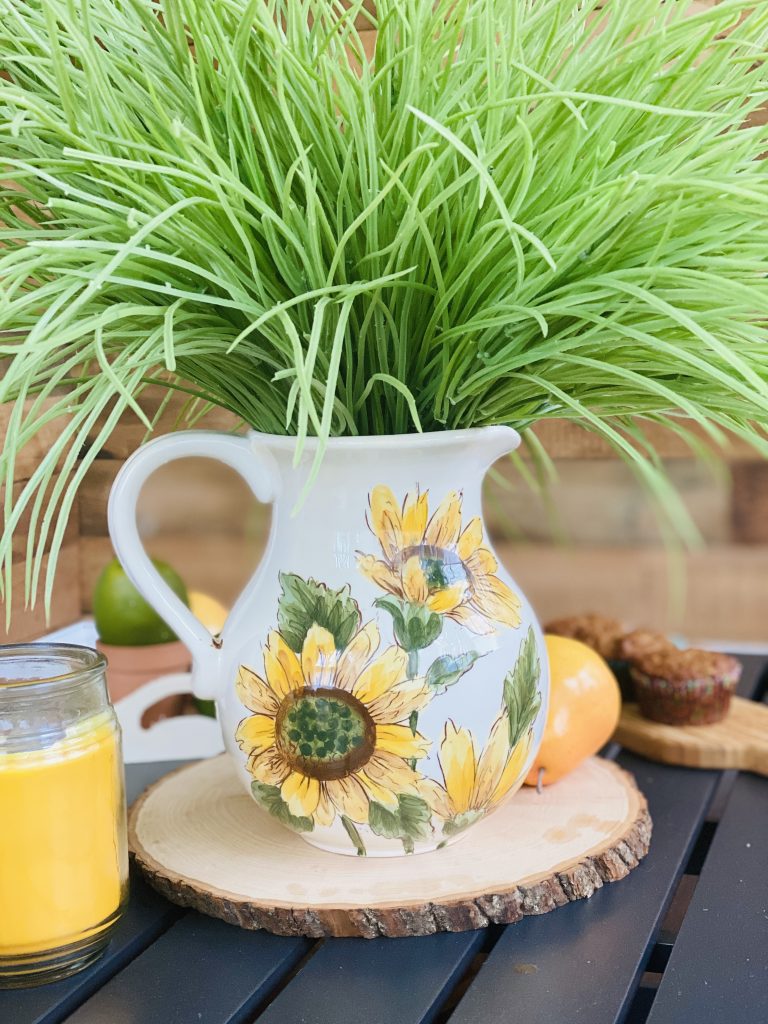Gorgeous sunflower vase.